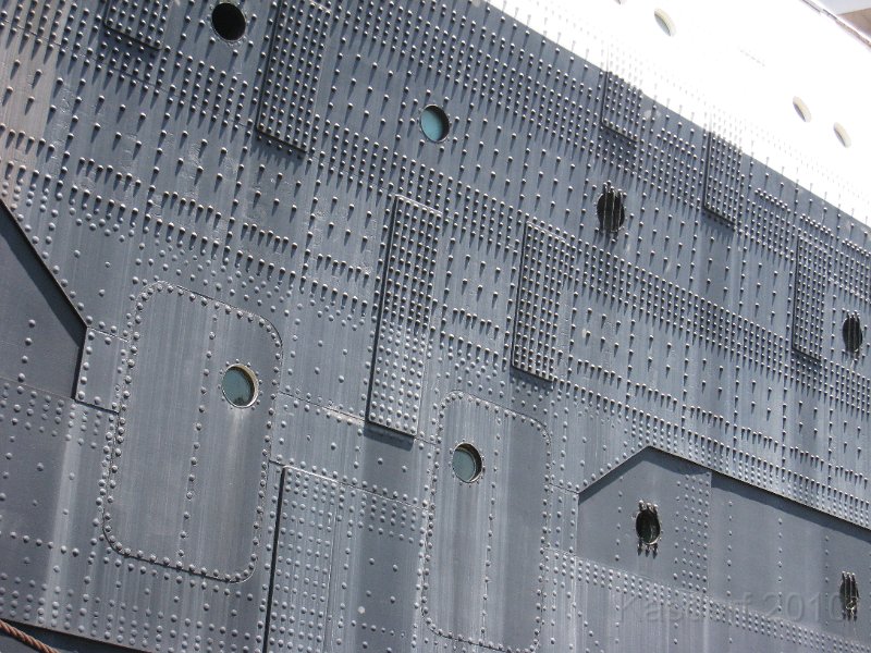 Queen Mary 2010 0510.JPG - Lots of rivets, ten million of them.